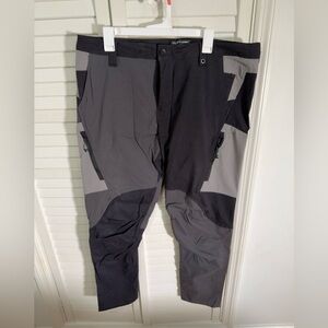 686 Men's Two-Tone Cargo Pants in Black and Gray